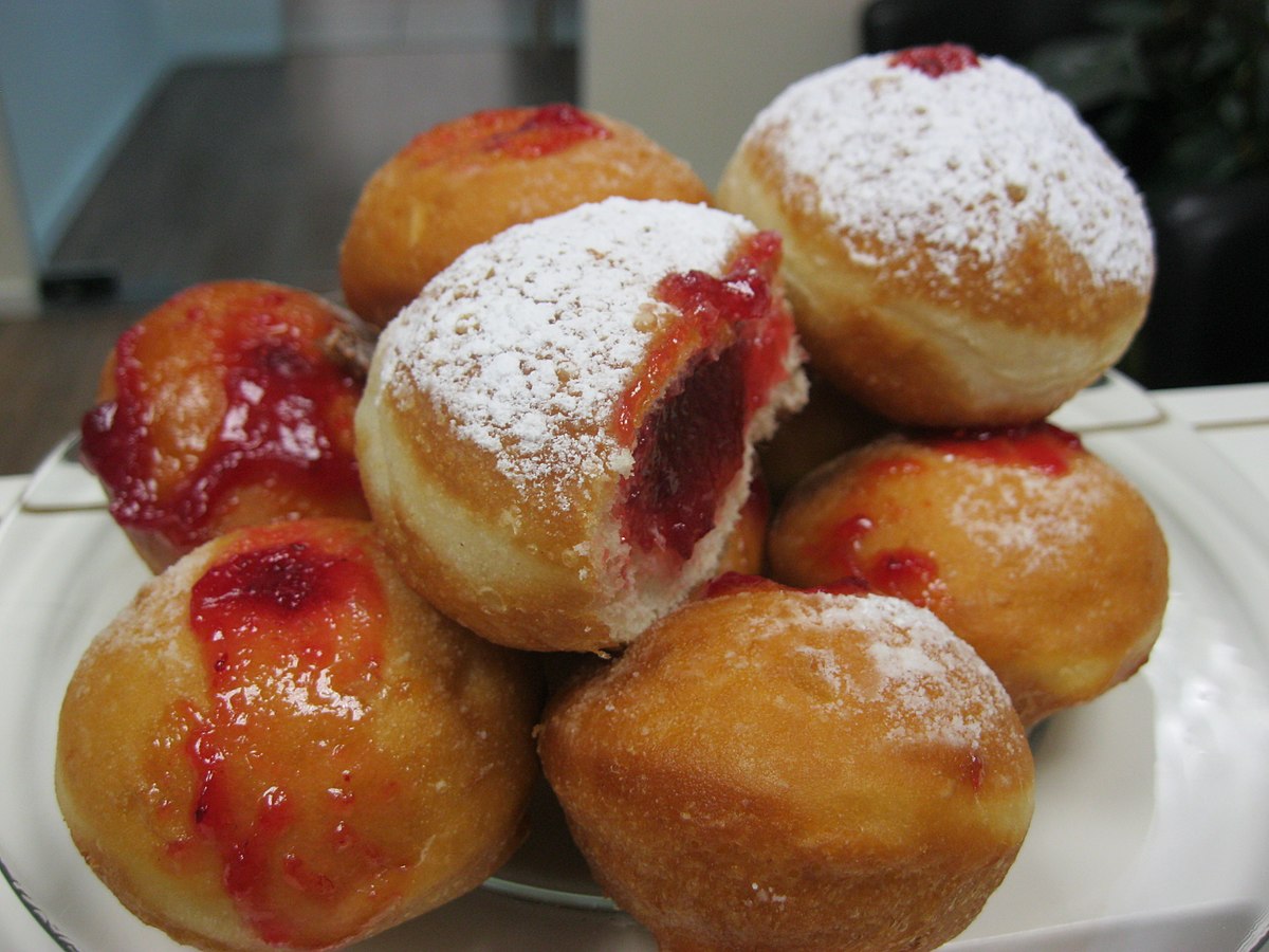 1200px-Classic_Hanukkah_sufganiyot.JPG