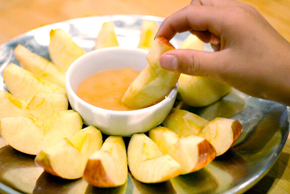 dipping-apples-in-honey-rosh-hashanah