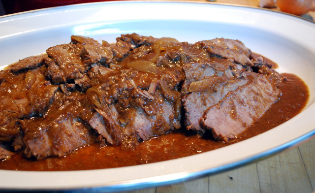 platter-of-sliced-brisket